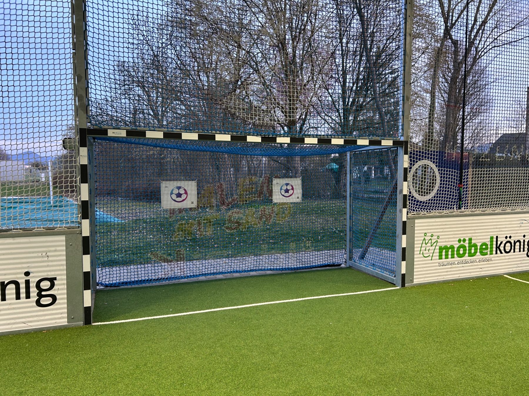 Fußballtor mit WeXel-Markierungen