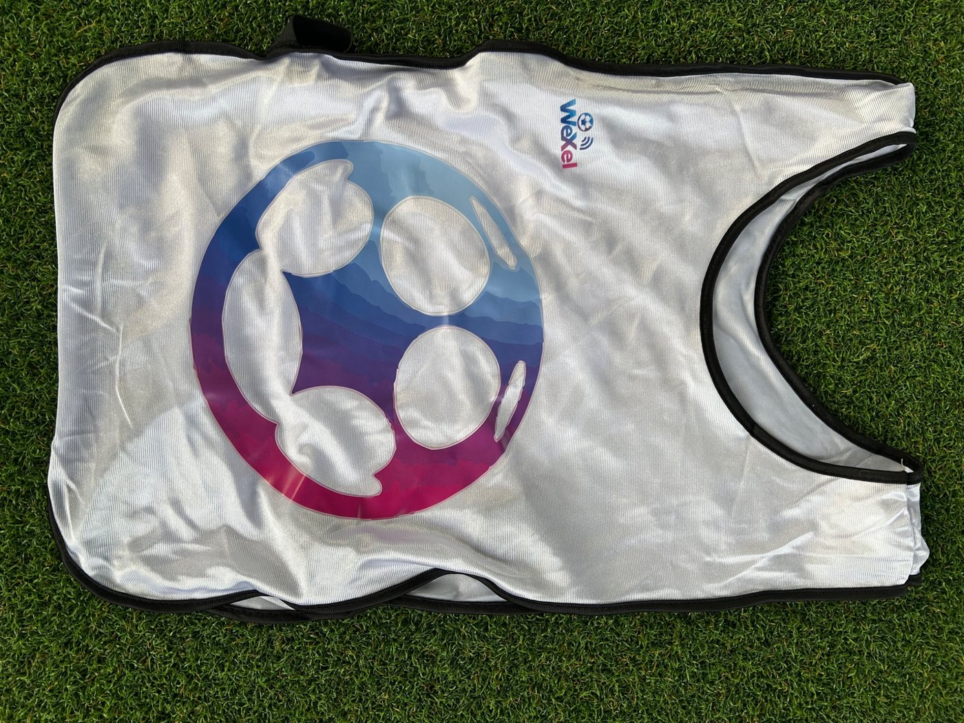 Weißes WeXel Leibchen mit Ball-Symbol