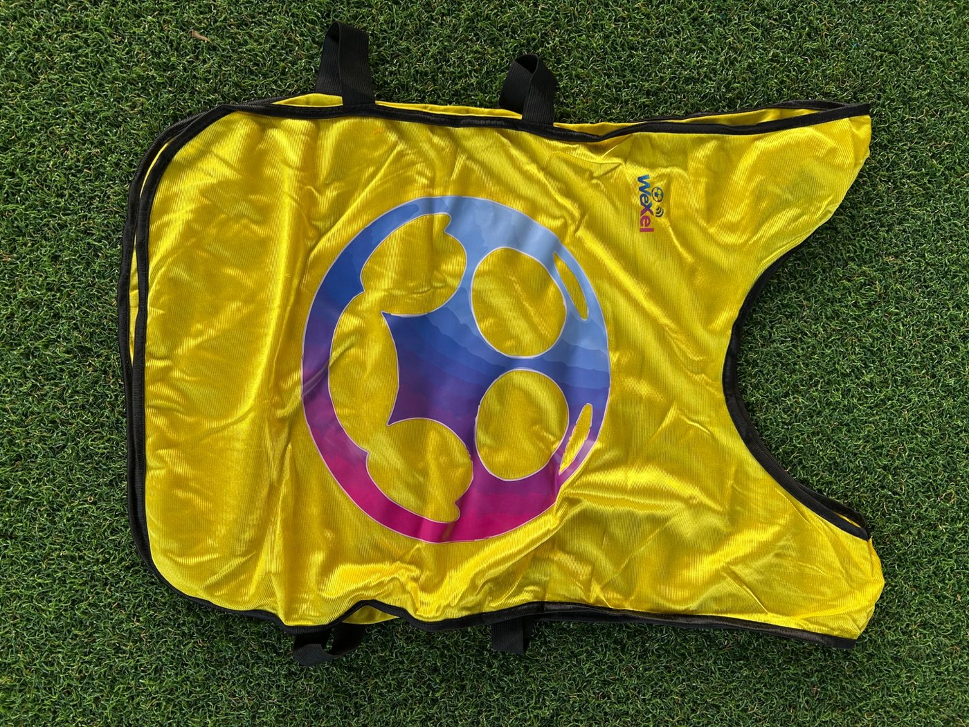 Gelbes WeXel Leibchen mit Ball-Symbol